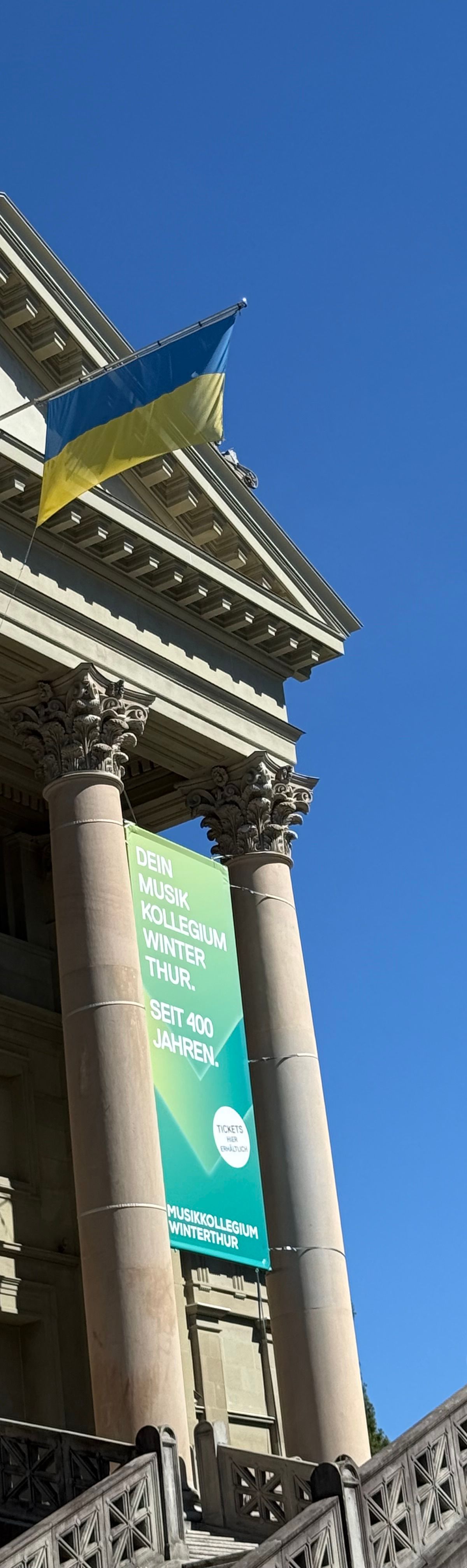 Ukrainische Fahne am Stadthaus